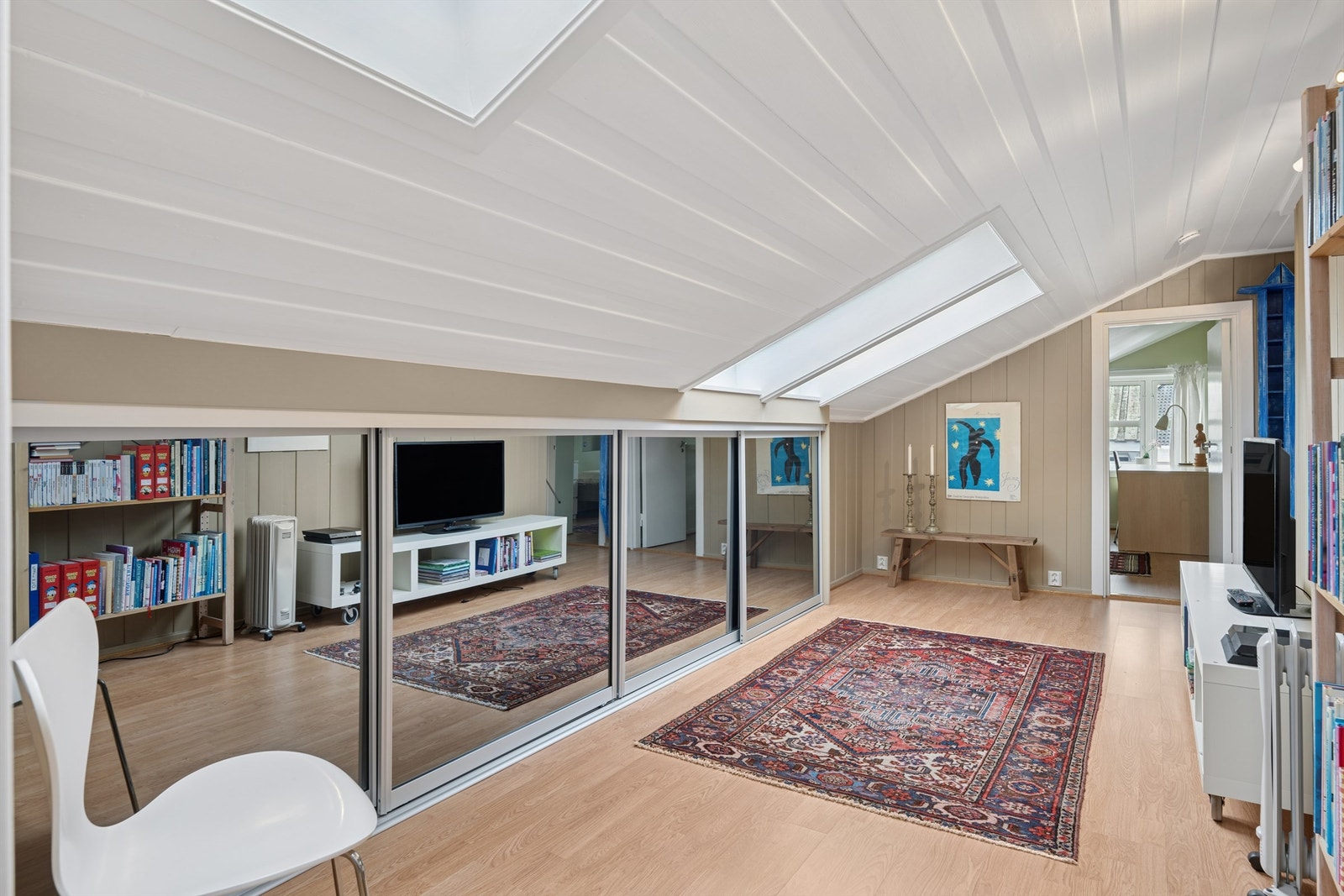 Loftstuen er et fleksibelt rom som binder sammen flere av soverommene. (ikke bruksendret) Galleribilde