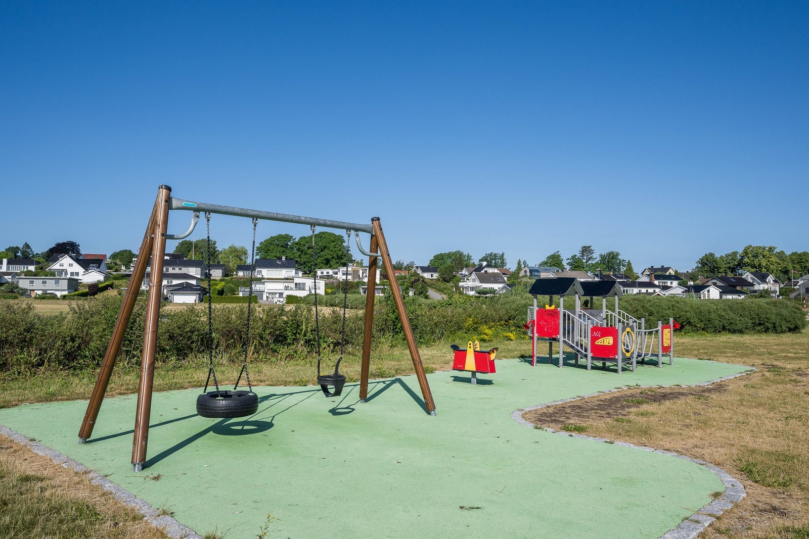 Hverdagslogistikken er enkel med gangavstand til flere skoler og barnehager, som Teie skole og Tiriltoppen barnehage. Galleribilde