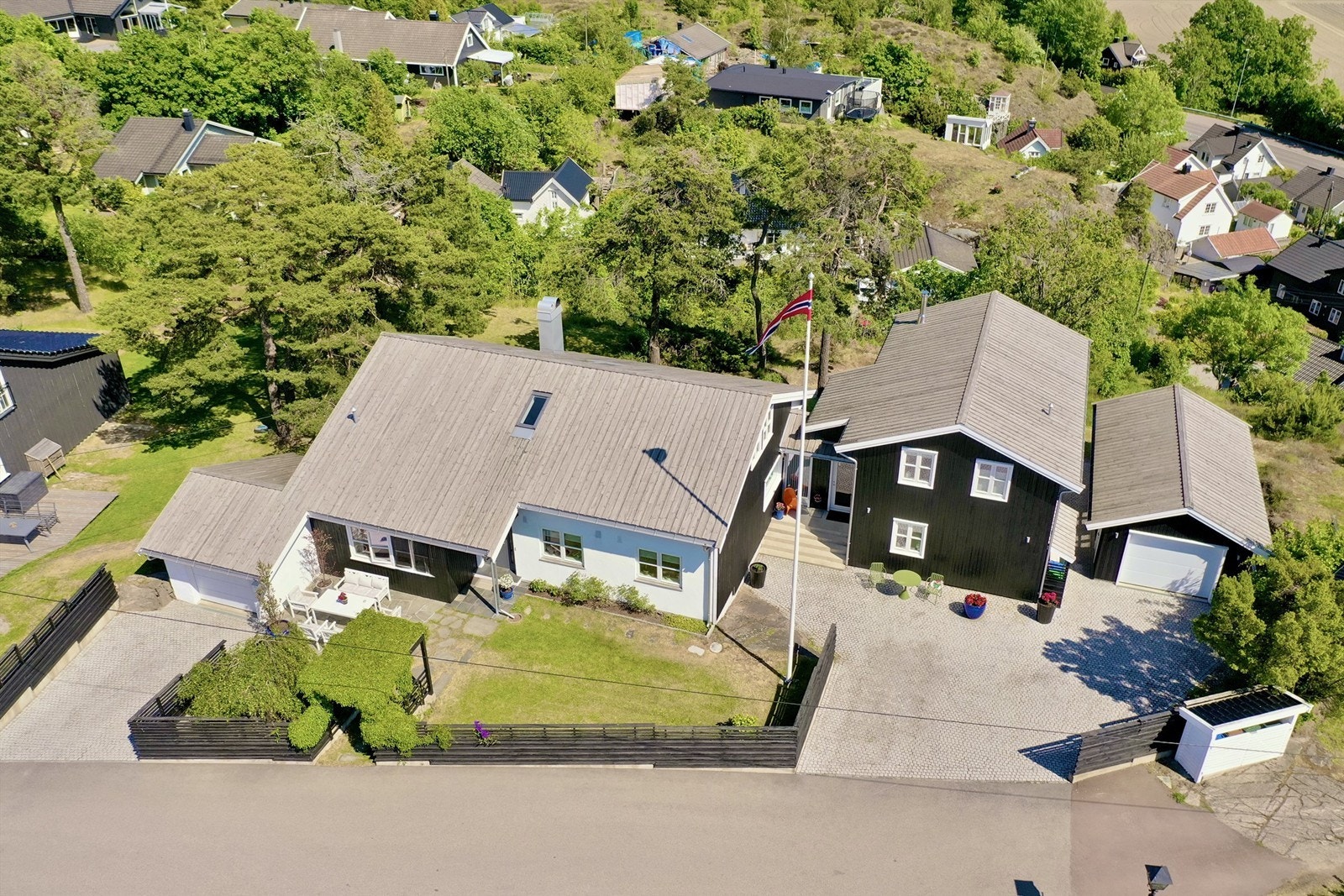 Boligen ligger i et rolig og veletablert boligområde på Nøtterøy. Galleribilde