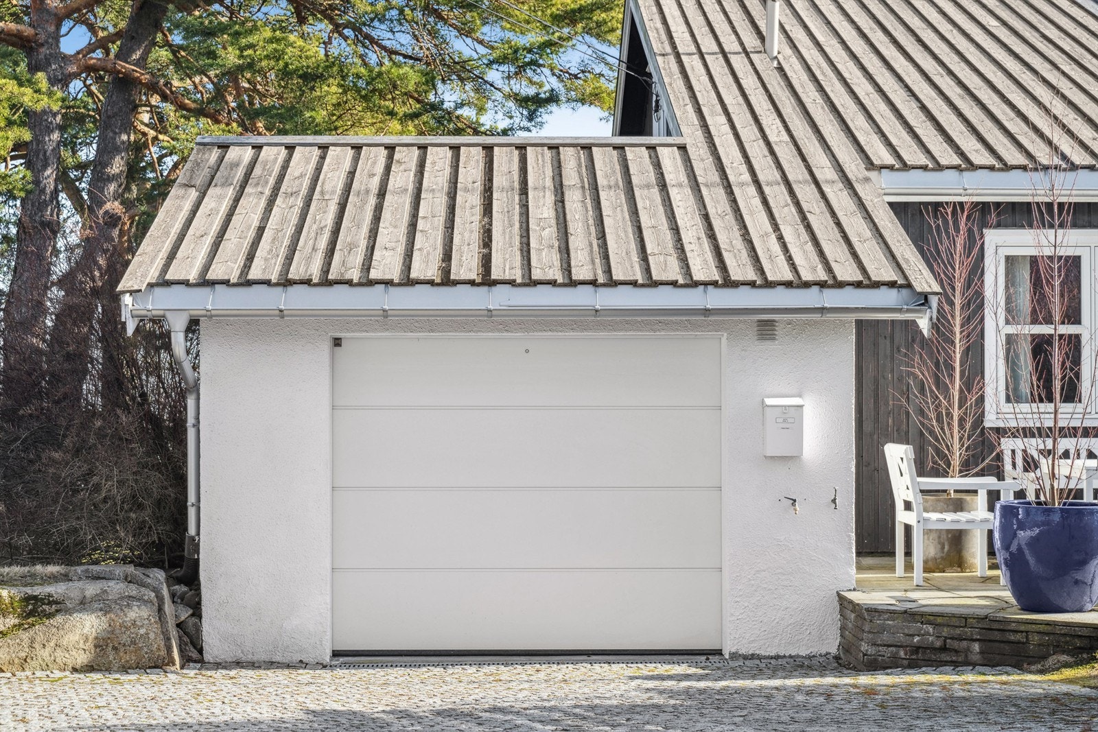 Den integrerte garasjen har direkte adkomst fra gårdsplassen. Galleribilde