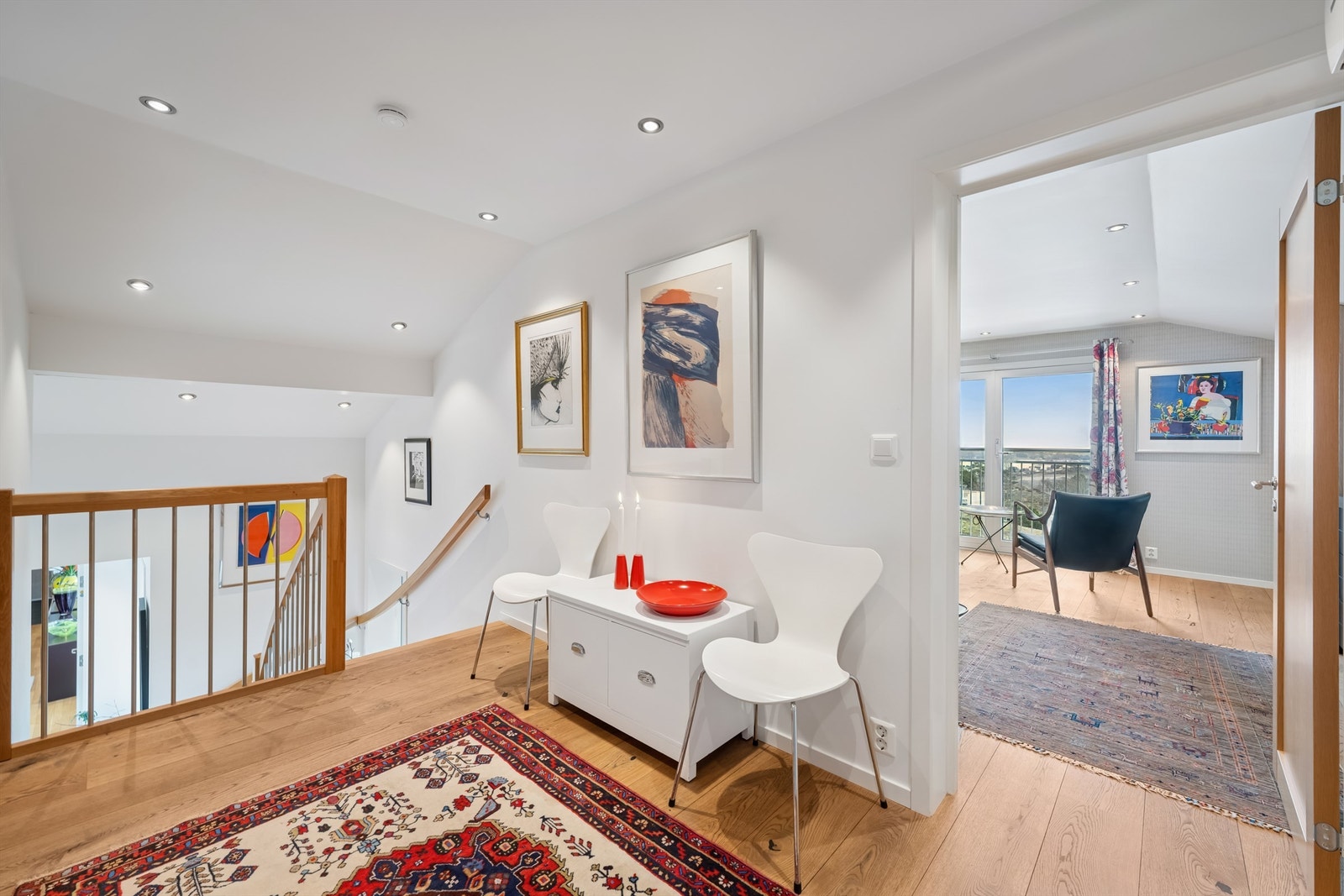 Den lakkerte tretrappen binder sammen de to etasjene i tilbygget. Galleribilde