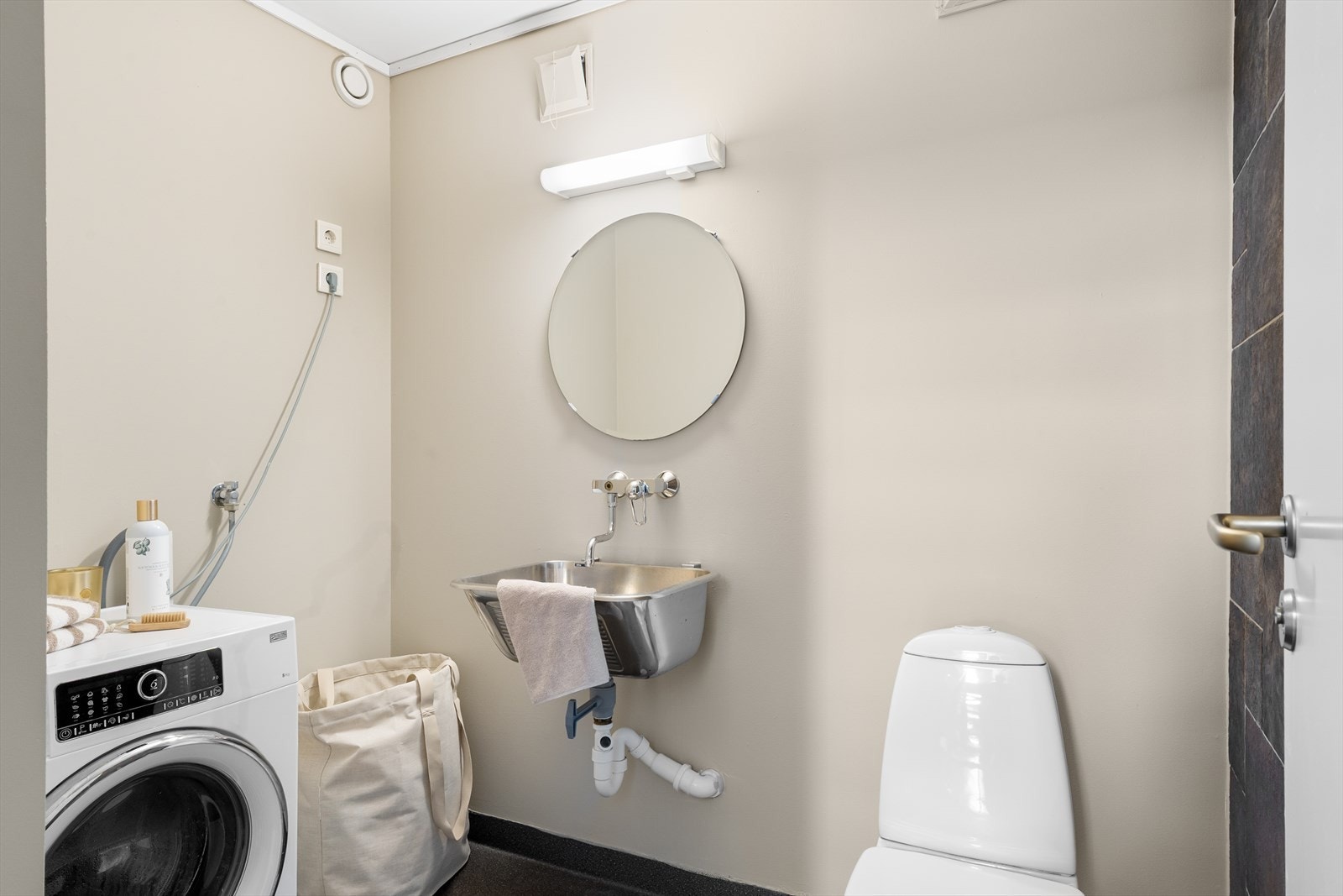 Toalett rom med praktisk opplegg for vaskemaskin i 1.Etg Galleribilde