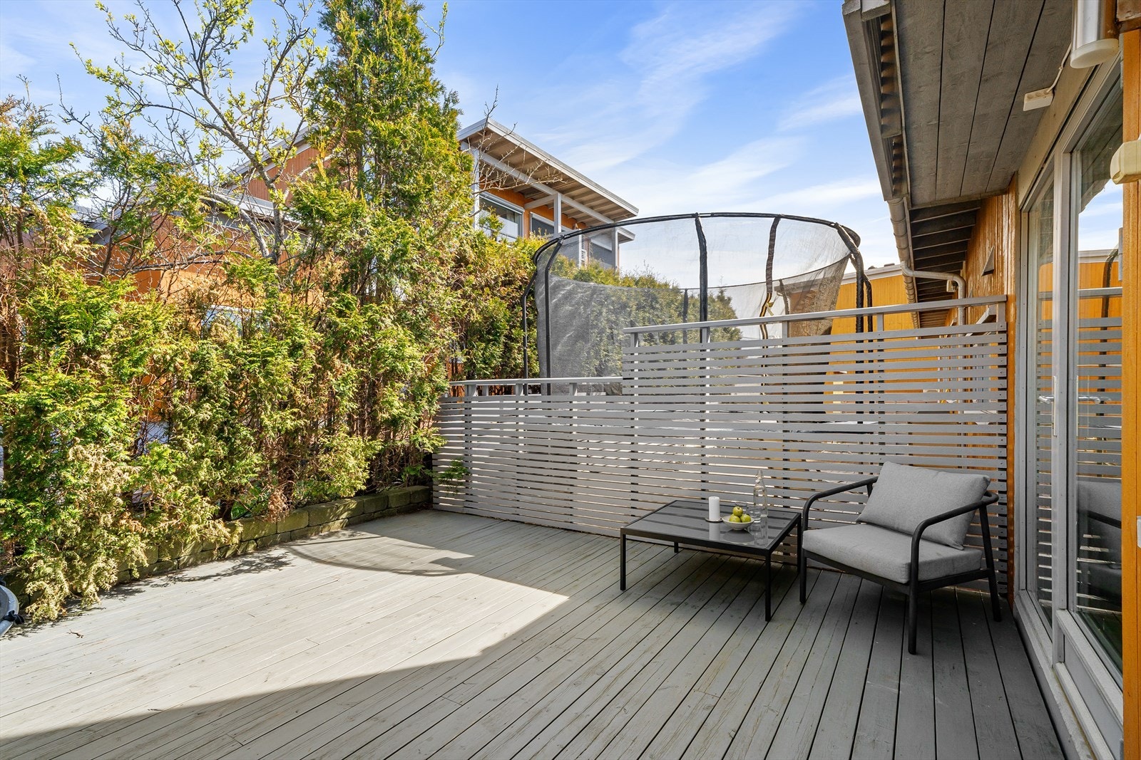 Solrik terrasse med tilknytning til kjøkken. Galleribilde