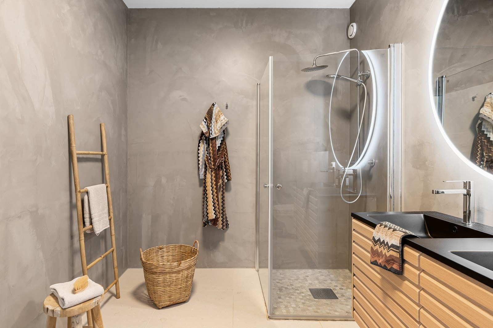 Tidløst design med mikrosement på vegger og fliser på gulv og i dusj sonen Galleribilde