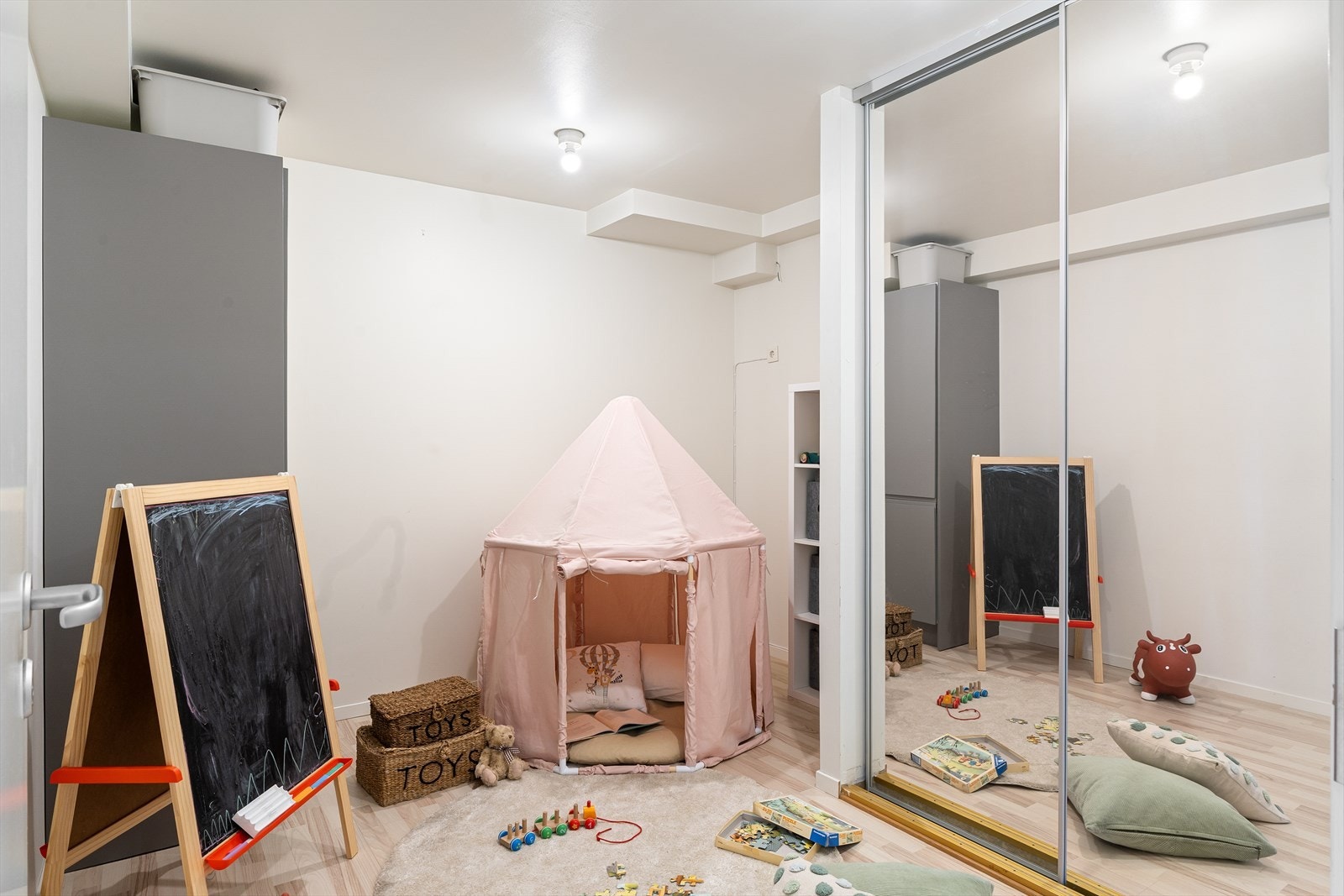 Bod i underetasjen i dag innredet som lekerom. Galleribilde