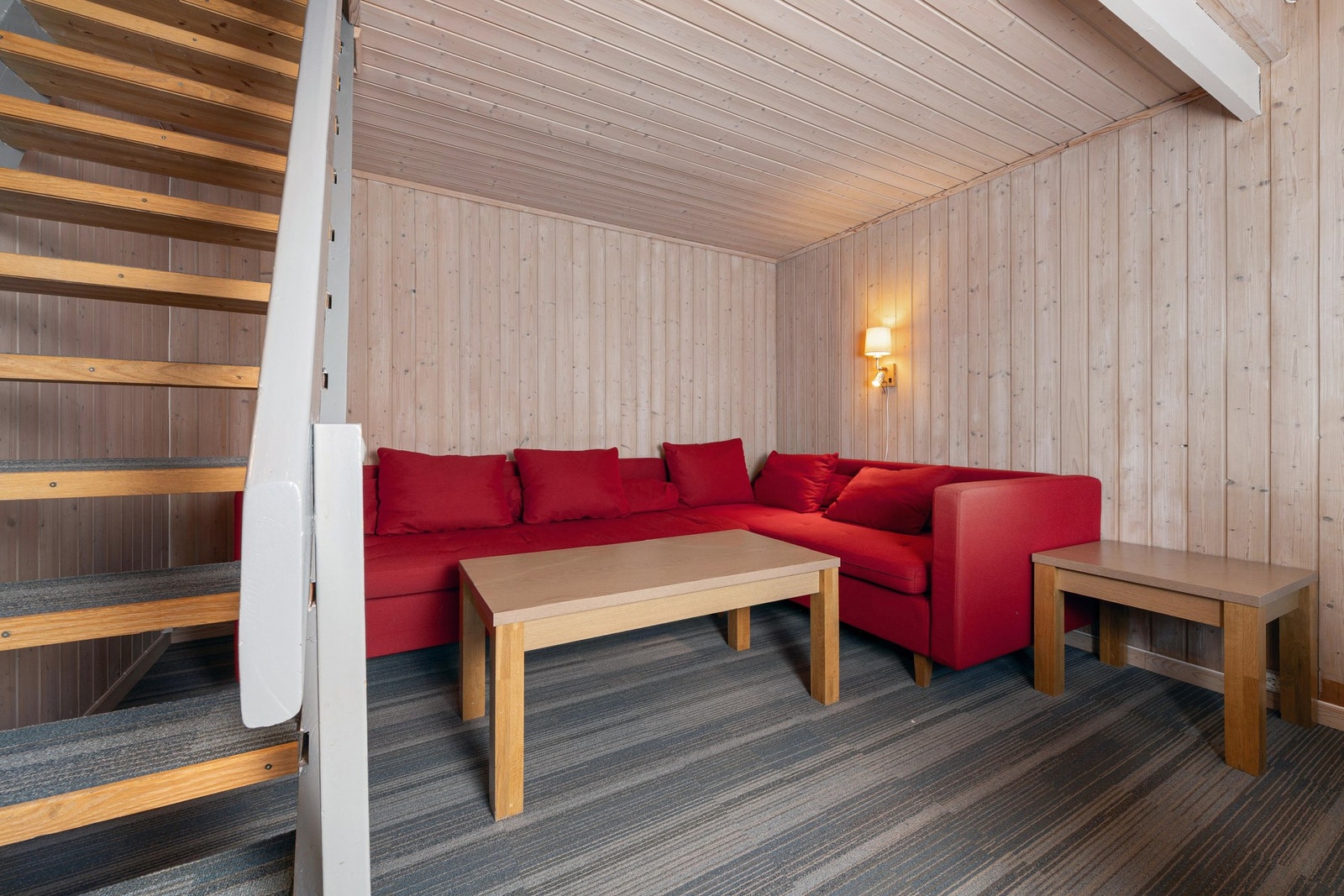 En god oppholdsdel med plass til både sofa og spisegruppe. Galleribilde