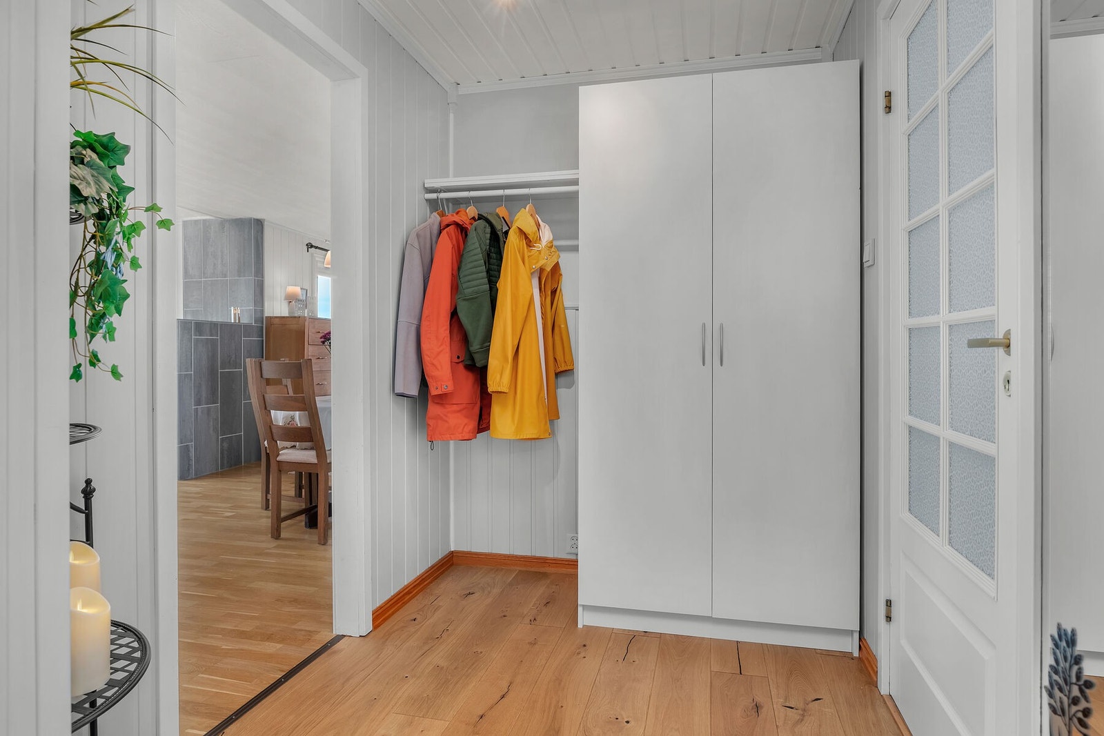 Praktisk garderobeløsning i gangen. Galleribilde