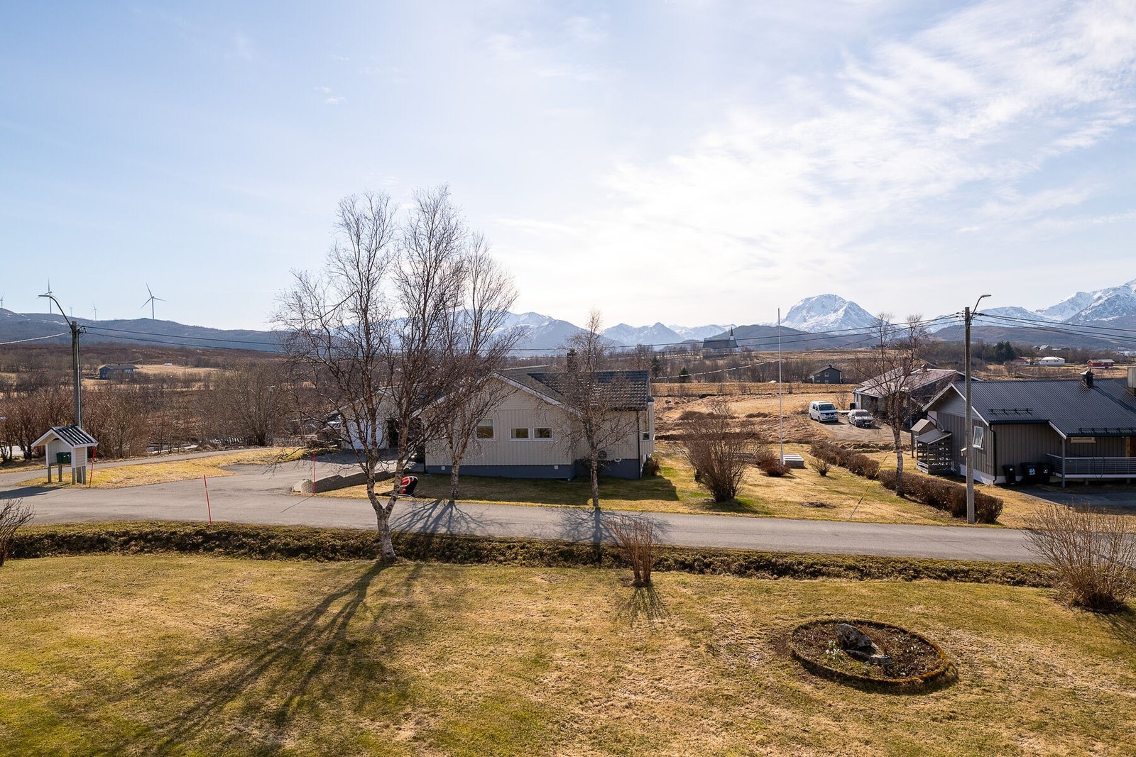 Eiendommen er solåpen og ligger i lett hellende terreng med god utsikt mot sjø og fjell. Galleribilde