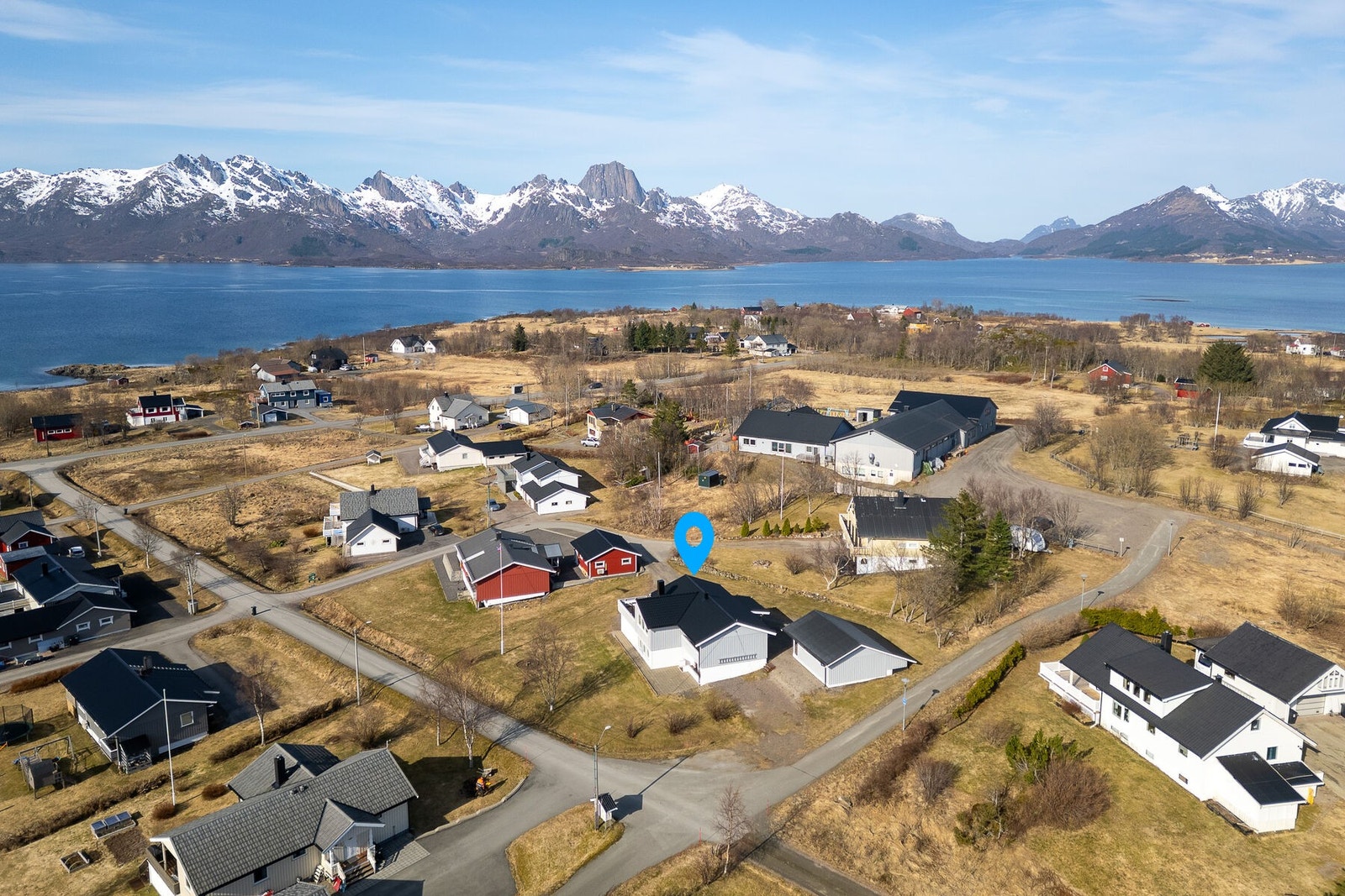 Eiendommen har en attraktiv beliggenhet med nærhet til sjøen og flotte turområder. Her bor du med kort avstand til barnehage, skole og dagligvarebutikk. Galleribilde