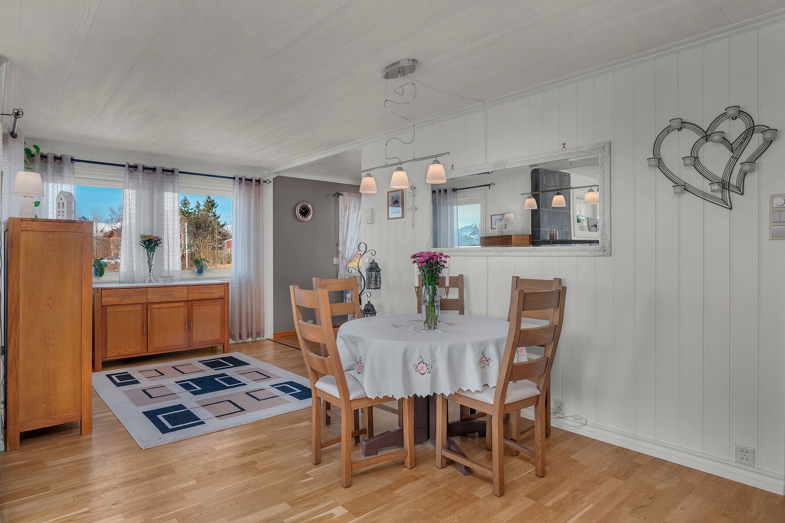 Adkomst til kjøkken. Her er det god plass til en spisegruppe av ønsket størrelse. Galleribilde