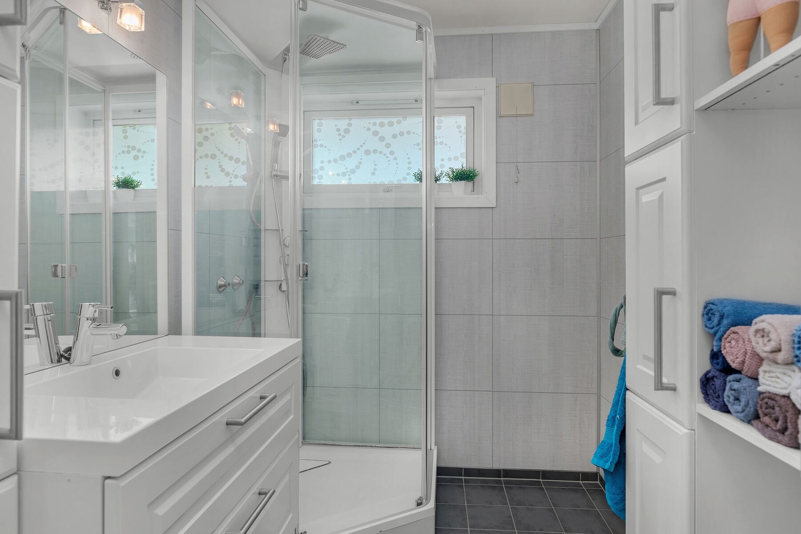 Badet er innredet servant, dusjkabinett og skap. Galleribilde
