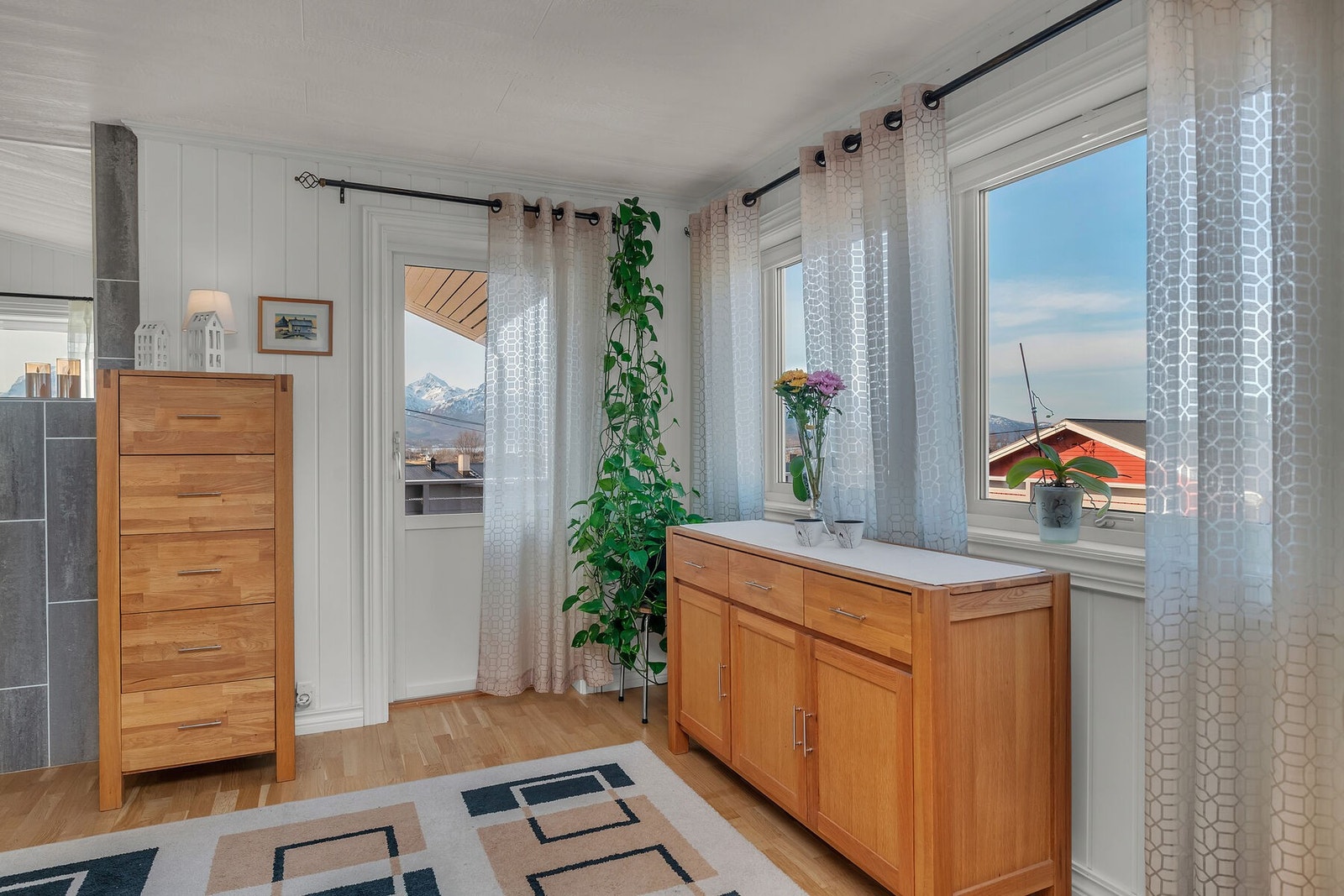 Verandadør like ved stue/kjøkken som leder ut til en romslig, solrik veranda. Galleribilde