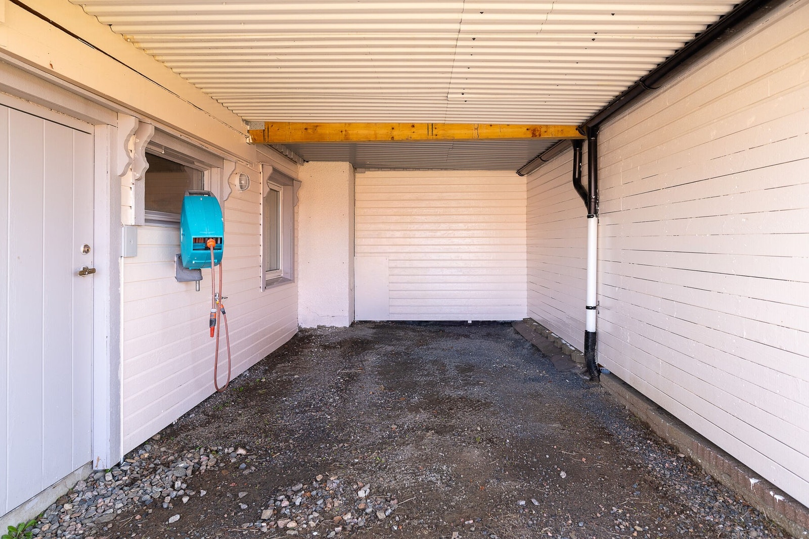 Carport med plass til én bil. Galleribilde
