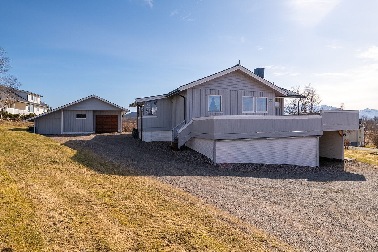 Innkjørsel inn til huset. Eiendommen har gode parkeringsforhold i både garasje, carport og på gårdsplass. Galleribilde