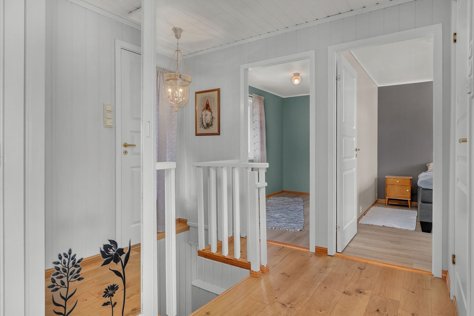 I mellomgangen er det adkomst til to soverom og bad, samt trapp ned til underetasjen. Galleribilde