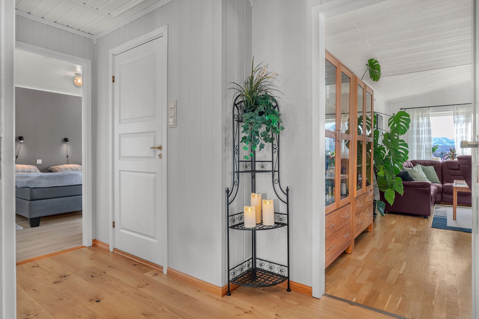 Mellomgang som leder inn til stue/kjøkken, bad og to soverom. Galleribilde