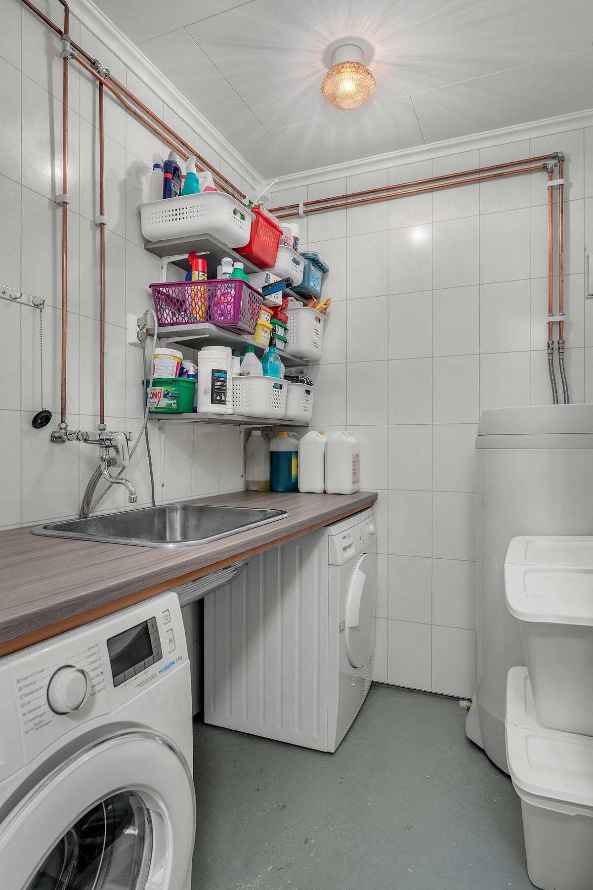 Praktisk, separat vaskerom med nedfelt skyllekar og opplegg for vaskemaskin og tørketrommel. På vaskerommet står også varmtvannsberederen. (ikke omsøkt). Galleribilde