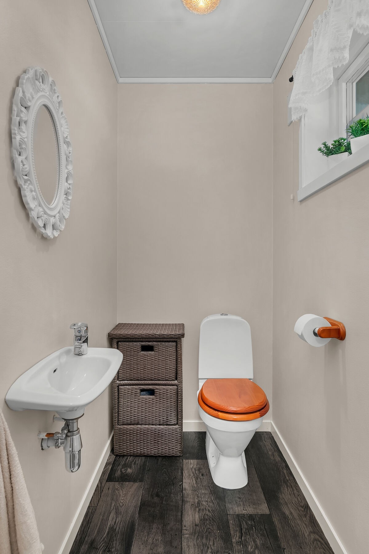 Separat WC-rom i tilknytning til vindfang. Galleribilde
