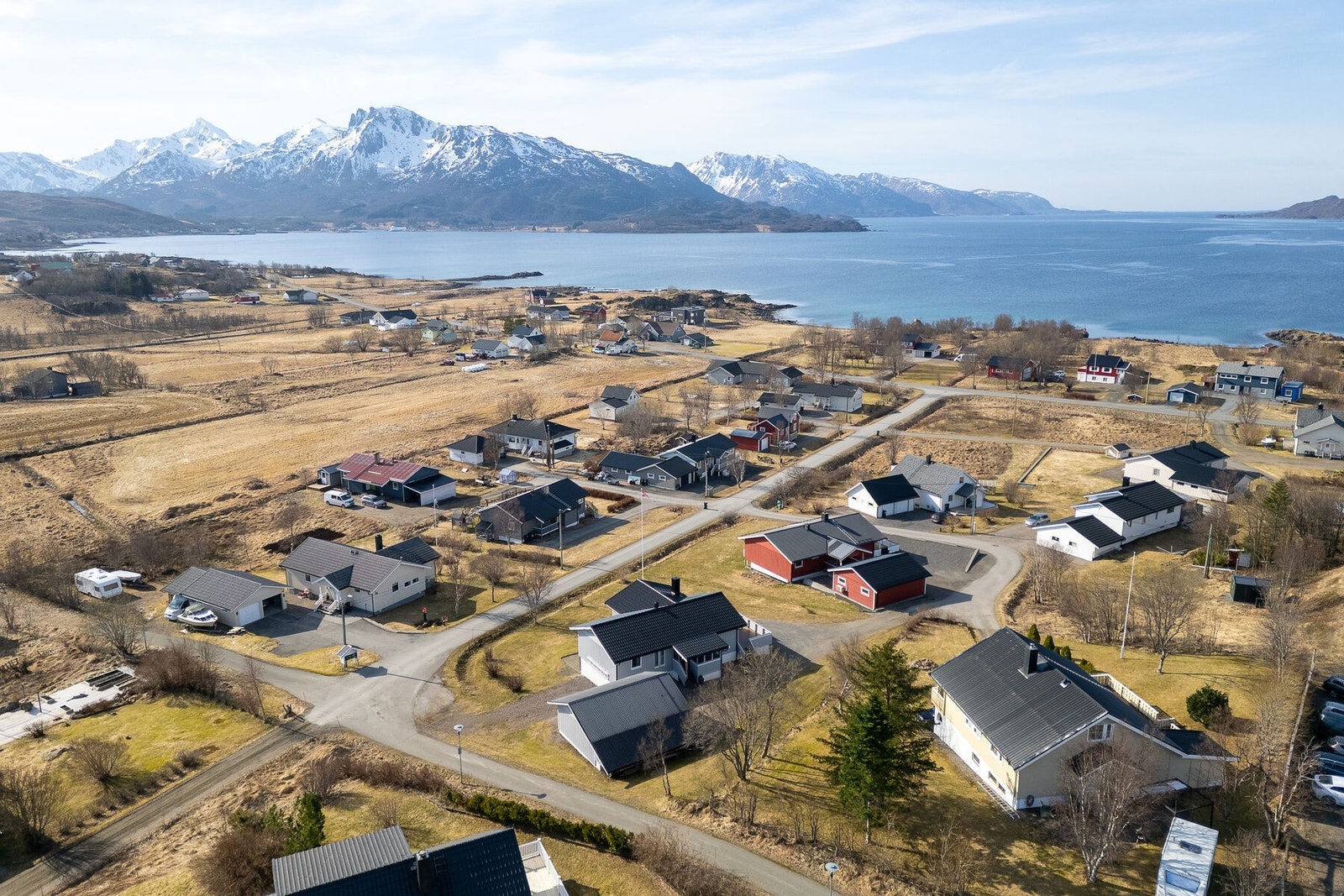 Her bor du skjermet fra gjennomgangstrafikk, med fin utsikt mot fjellene. Galleribilde