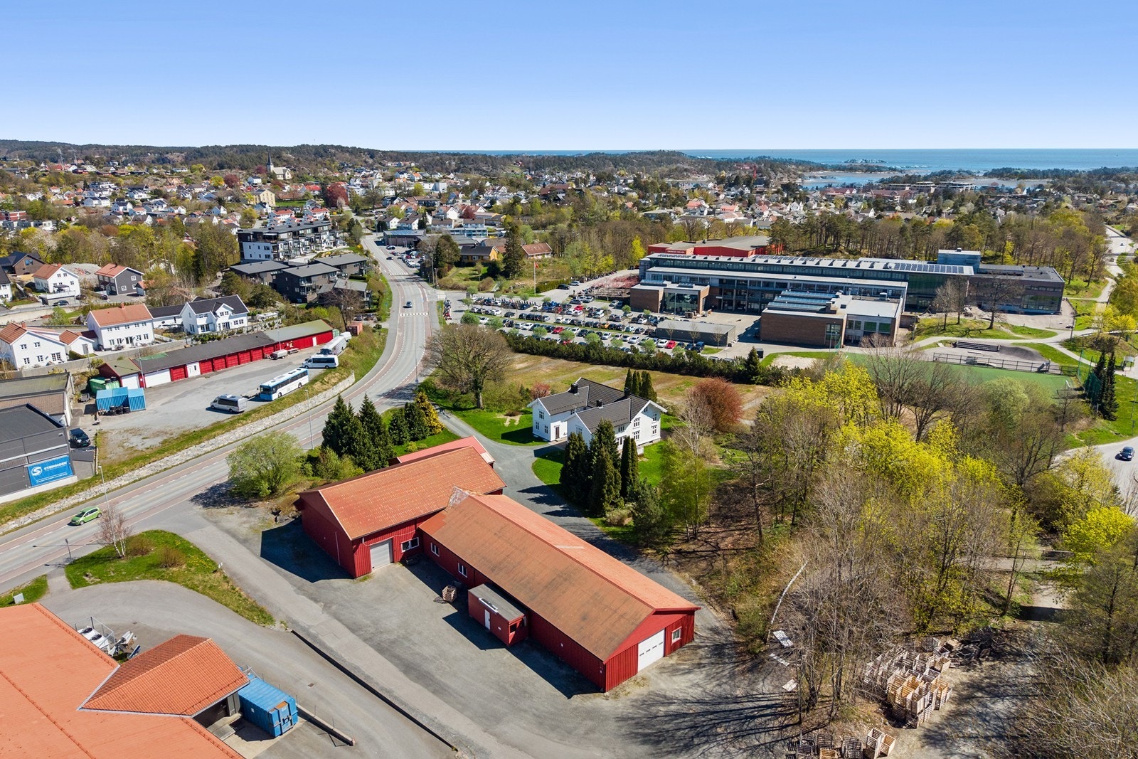 Stor uthus som ligger på eget bruksnummer og har egen innkjørsel. Galleribilde
