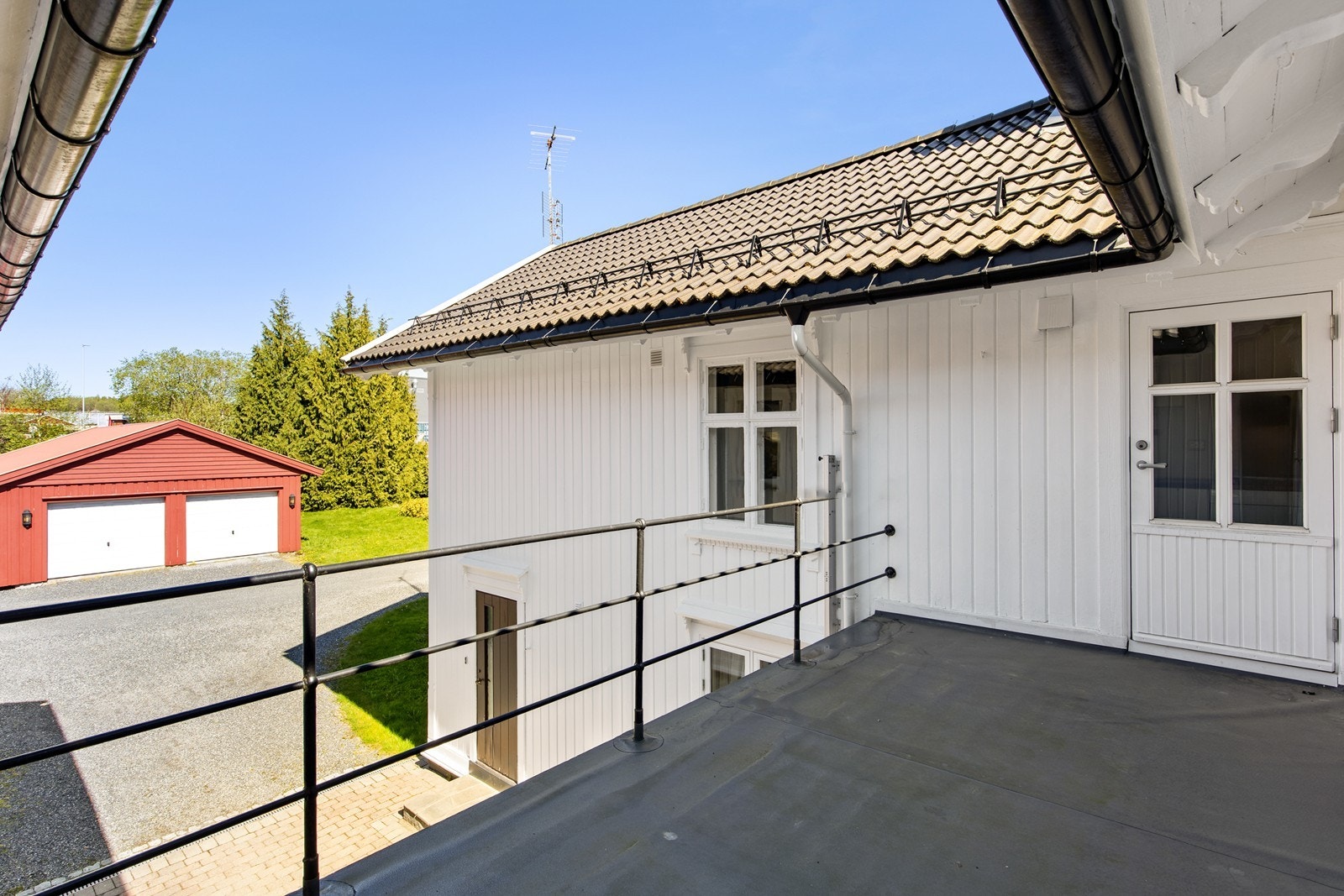 Lunt og fin på balkongen mellom de to fløyene på hovedhuset. Galleribilde