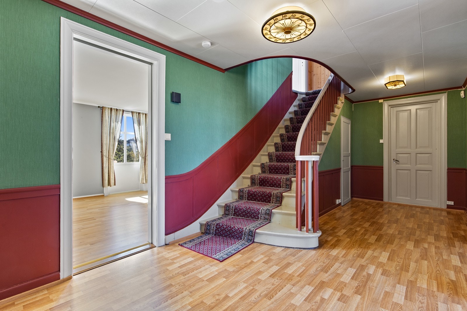 Hall/mellomgang i 1. etg. Flott trapp fører opp til 2. etg. Galleribilde
