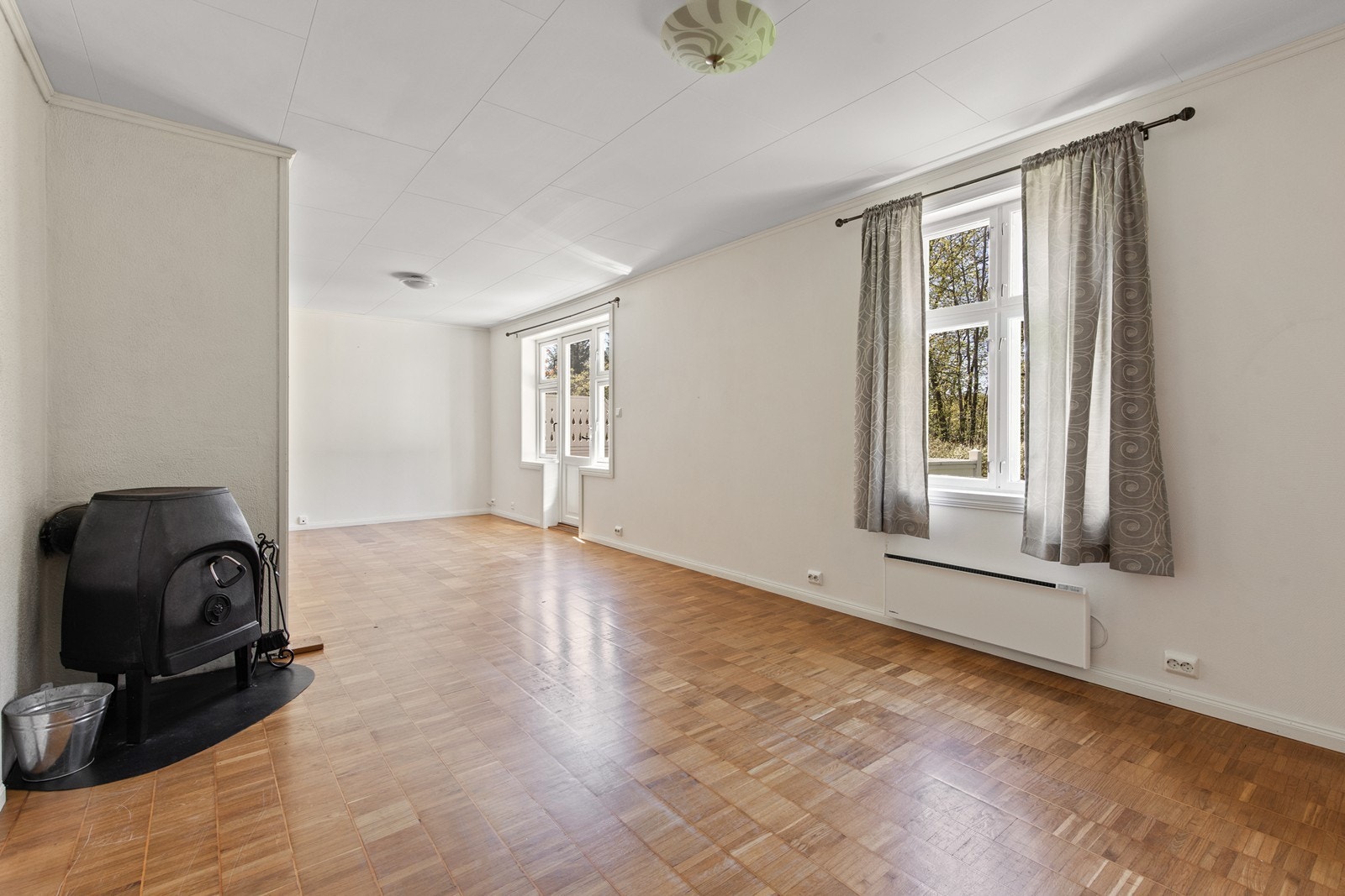 Romslig stue med flott gammel parkett. Galleribilde