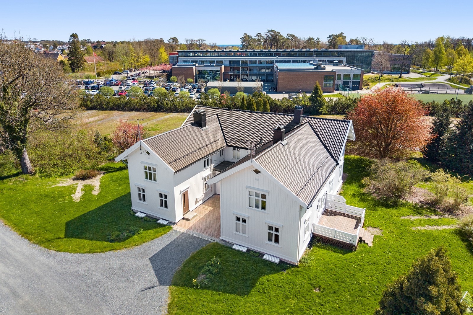 Hovedhuset er meget romslig med to fløyer med to etasjer i hver i tillegg til hoveddelen. Galleribilde