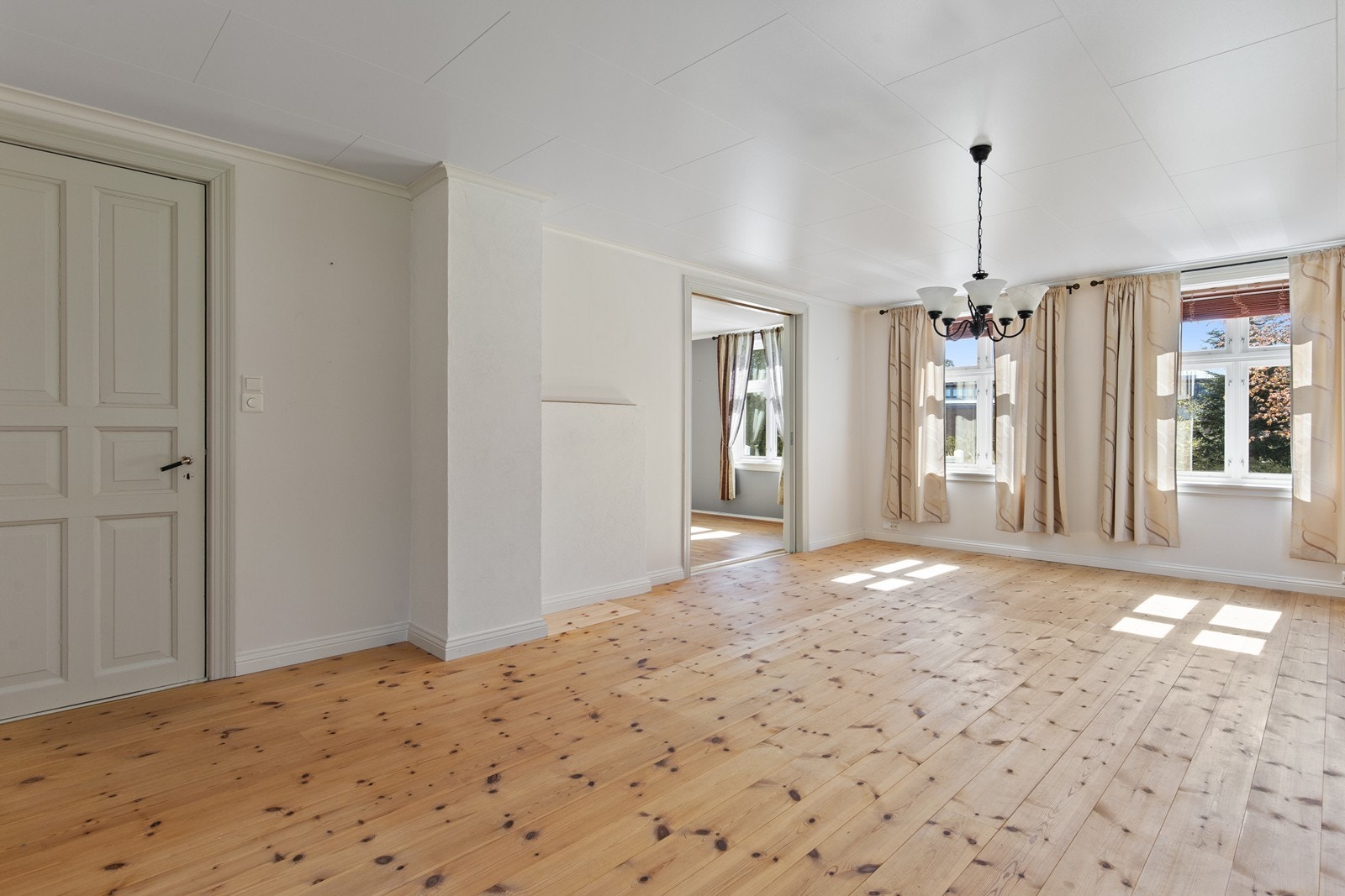 Lys og stort rom med flere store vinduer som gir godt lys. Galleribilde