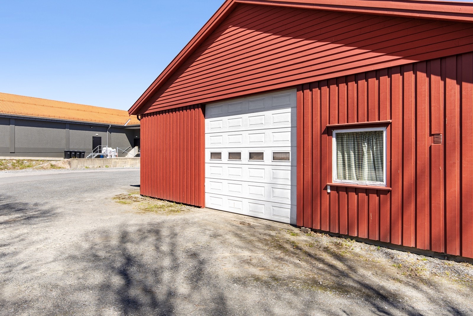 En av flere kjøreporter til uthuset. Galleribilde