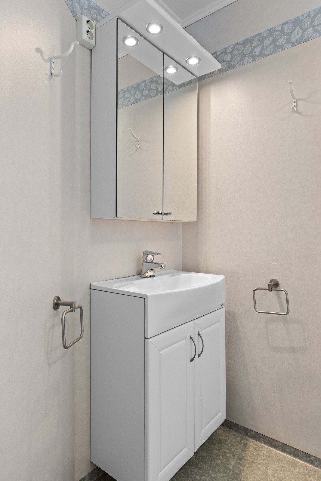 Bad innredet med servant og speilskap. Galleribilde