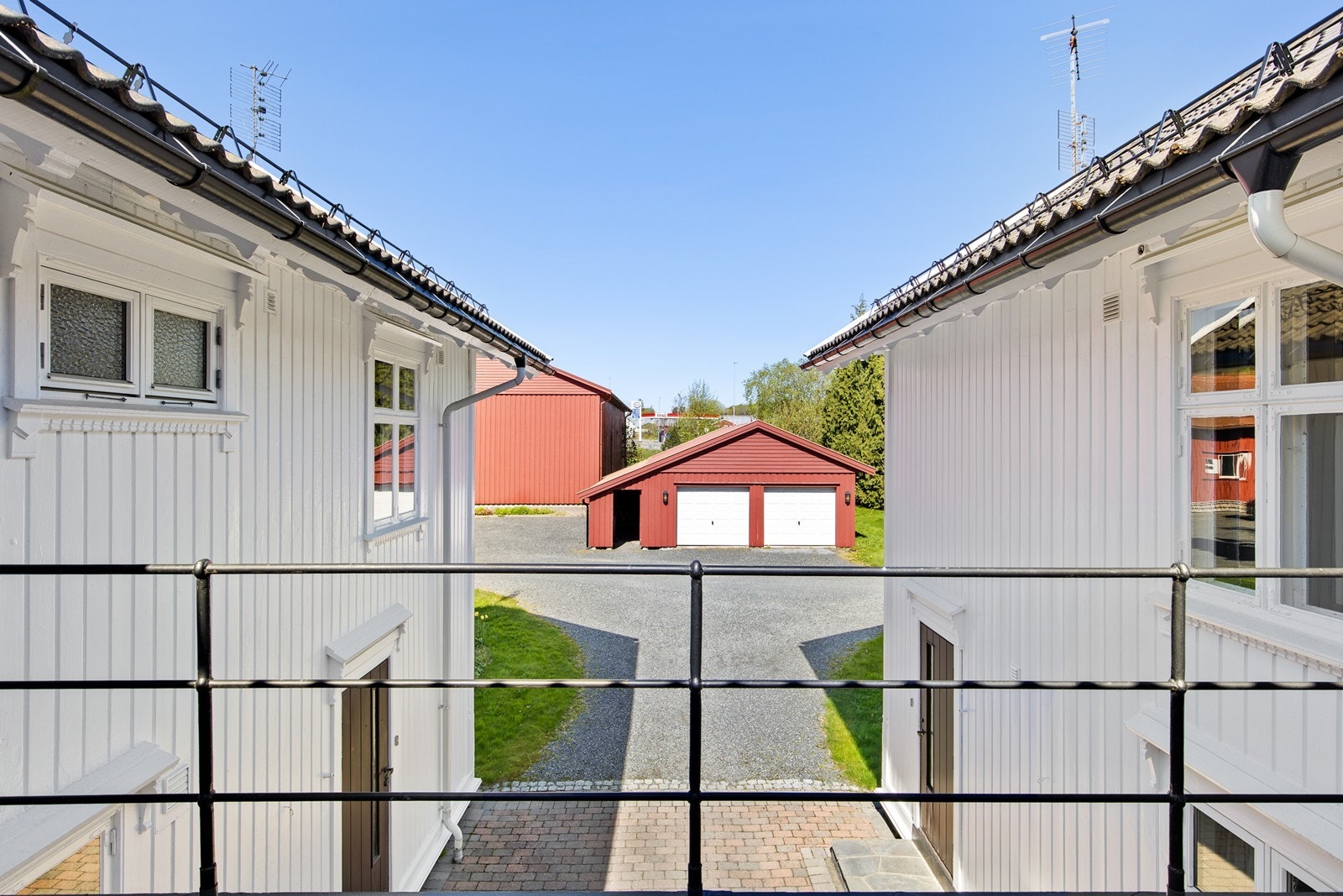 Flott smijernsrekkverk på balkongen. Galleribilde