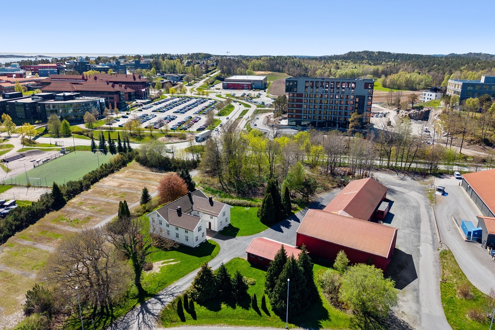 Eiendommen ligger meget sentralt litt nord for Grimstad sentrum. Galleribilde