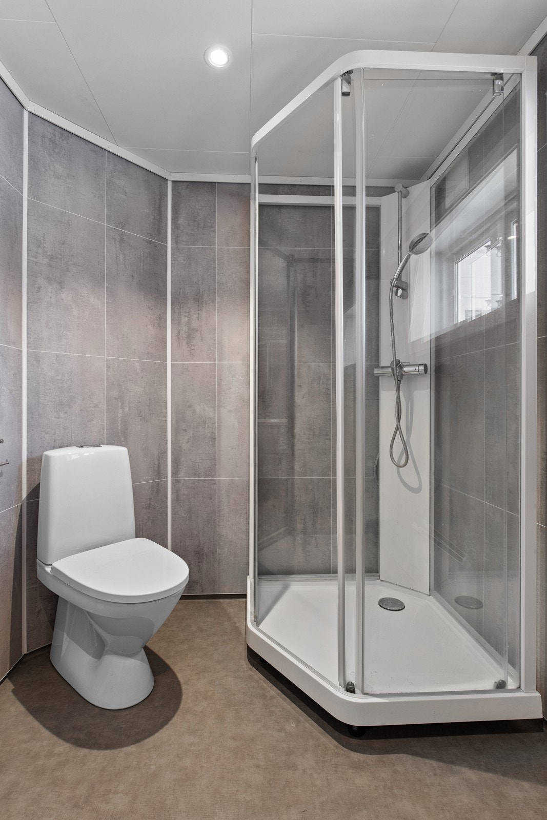 Dusjkabinett og wc på badet. Galleribilde
