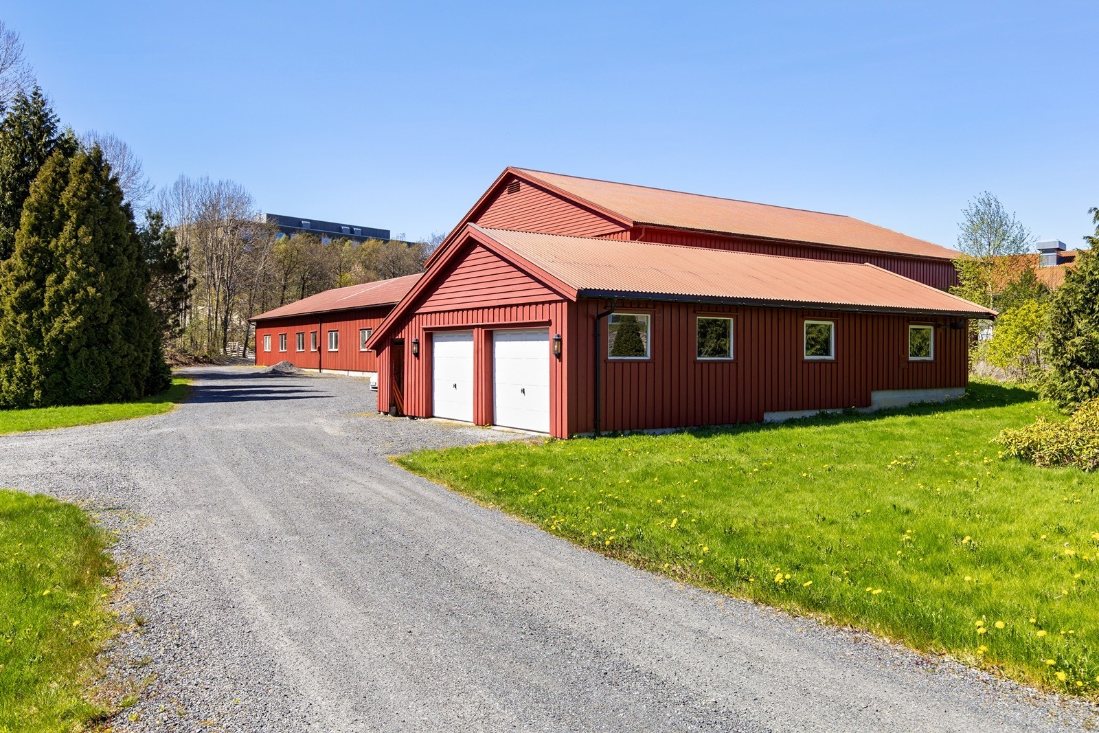 Det medfølger stor, dobbel garasje. Galleribilde