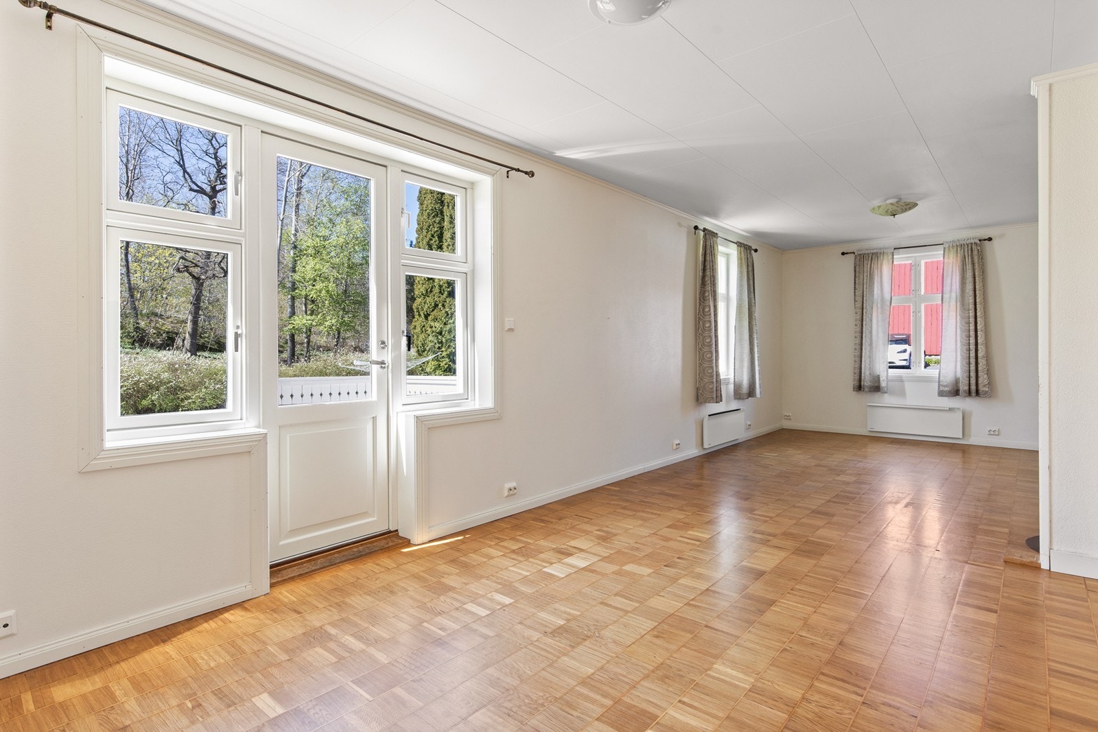 Lys og trivelig stue med utgang til veranda. Galleribilde