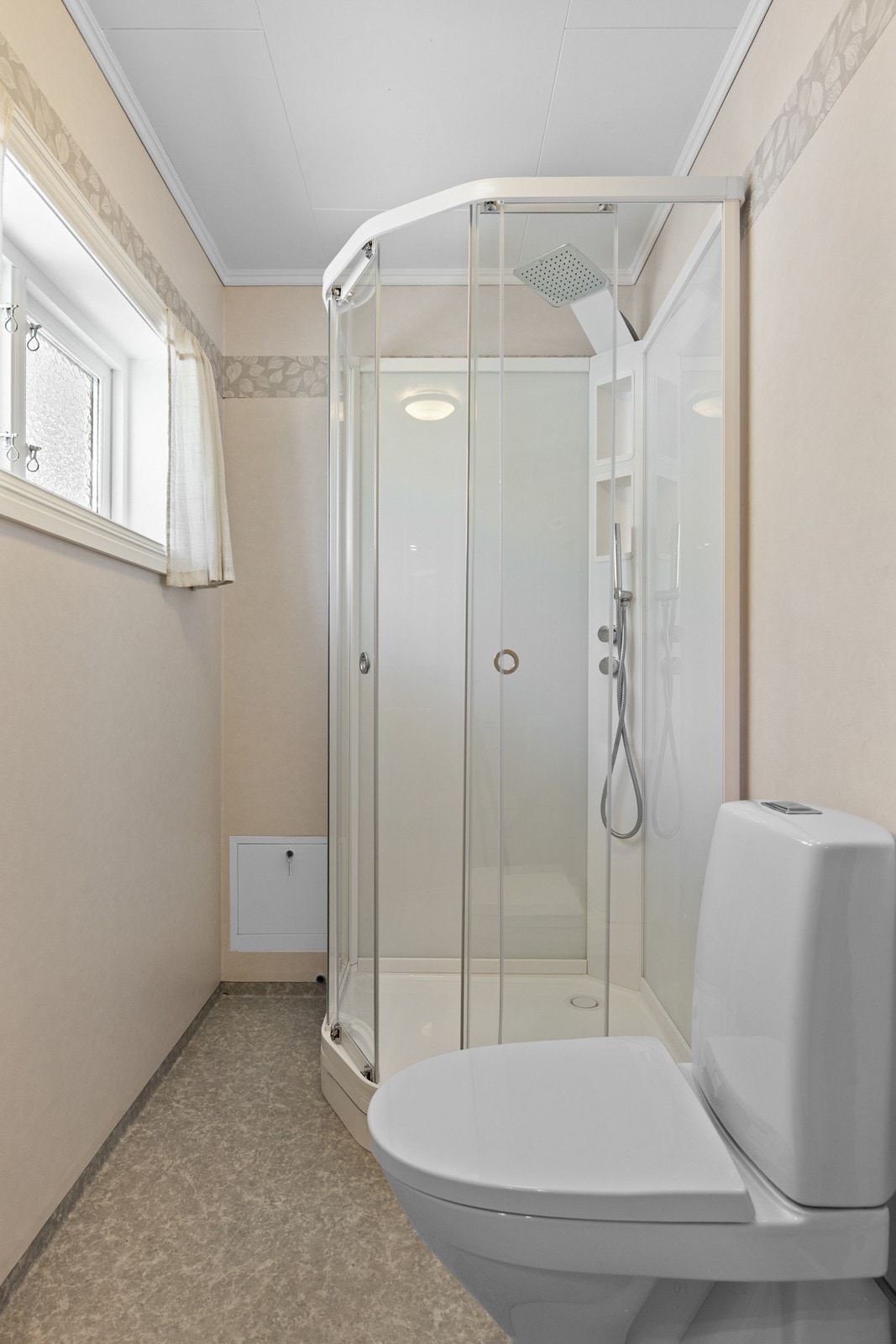 Praktisk dusjkabinett og wc på badet i leiligheten Galleribilde