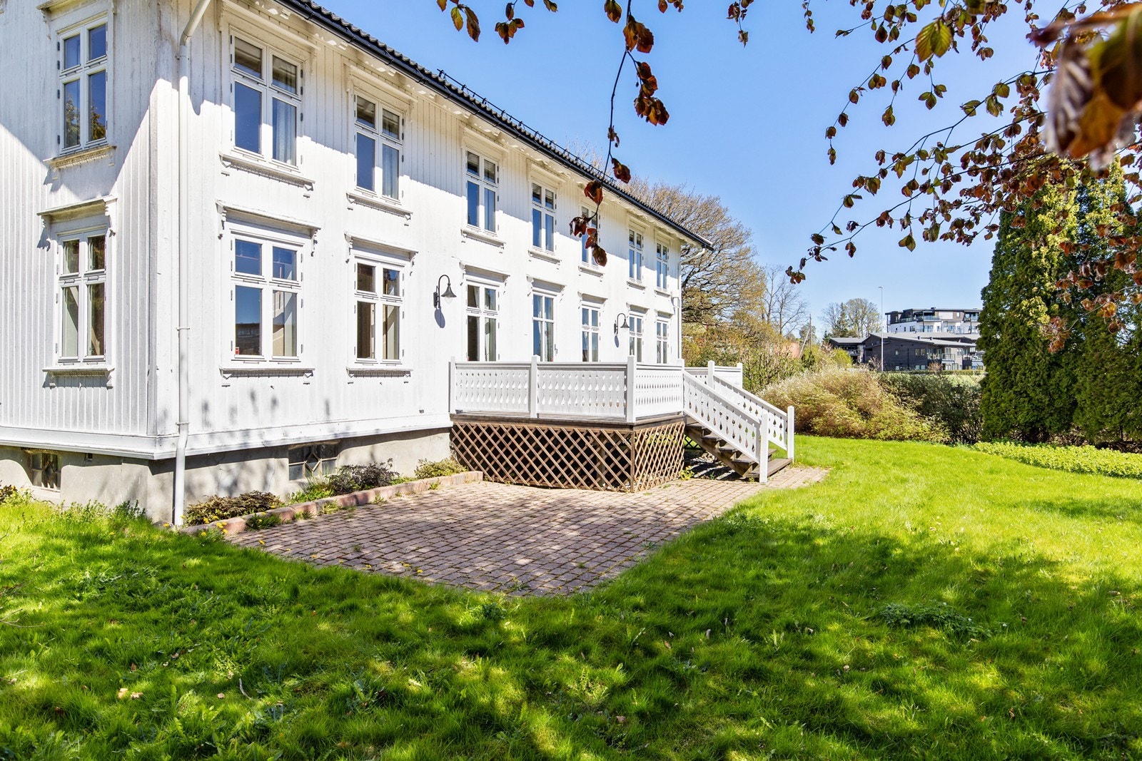 Flott fasade med veranda og fine detaljer. Galleribilde