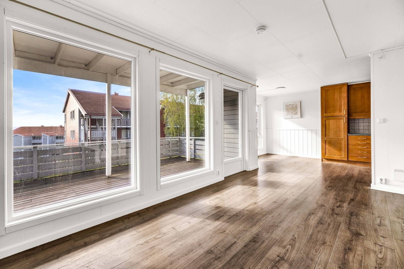Den åpne løsningen mot kjøkkenet skaper et sosialt og funksjonelt oppholdsrom. Galleribilde