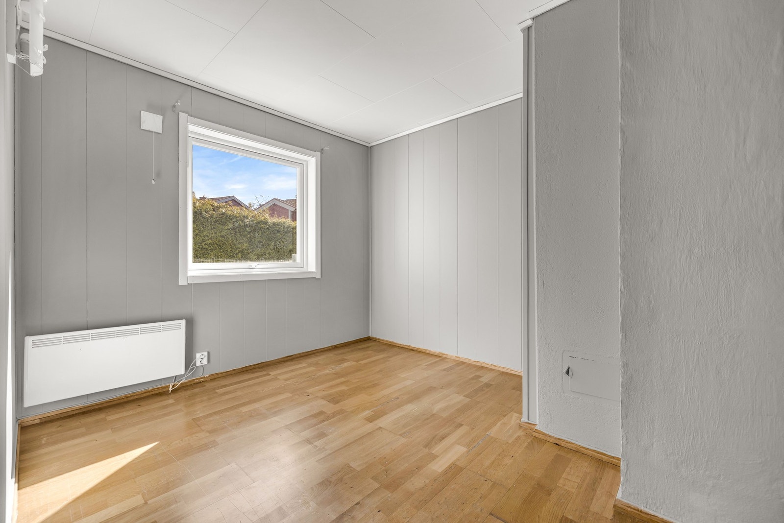 Praktisk soverom med plass til dobbeltseng, nattbord og garderobeskap. Galleribilde