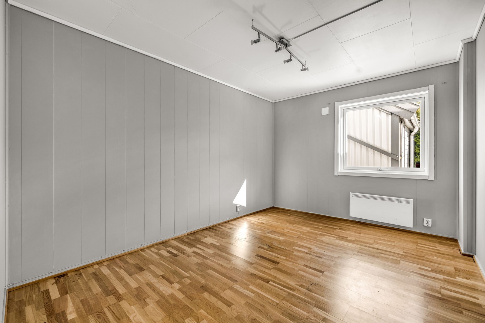 Hovedsoverommet er lyst og trivelig med vindu som slipper inn godt med dagslys. Galleribilde