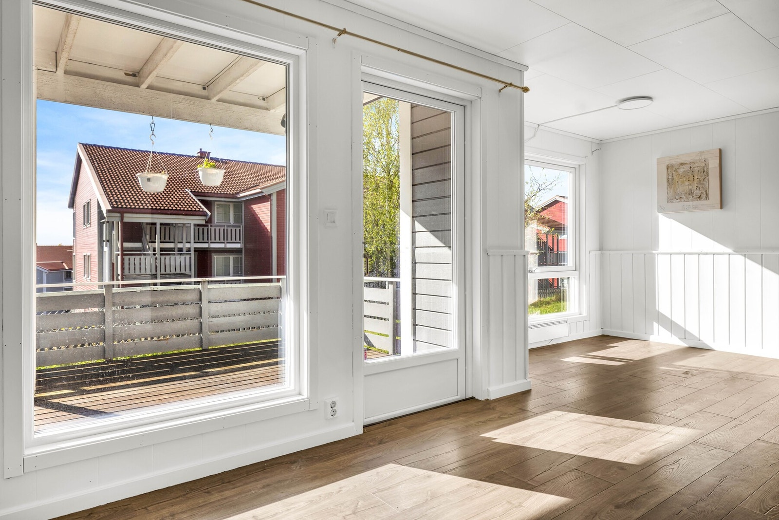 Fra stuen er det direkte utgang til vestvendt terrasse. Galleribilde