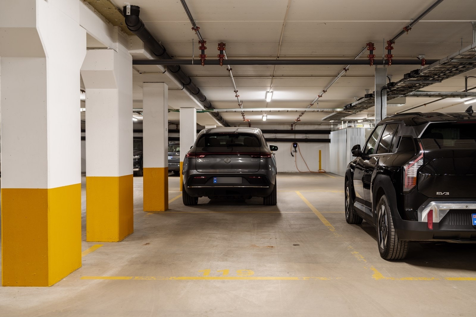 Det medfølger en fast parkeringsplass i felles garasjeanlegg med heisadkomst. Galleribilde