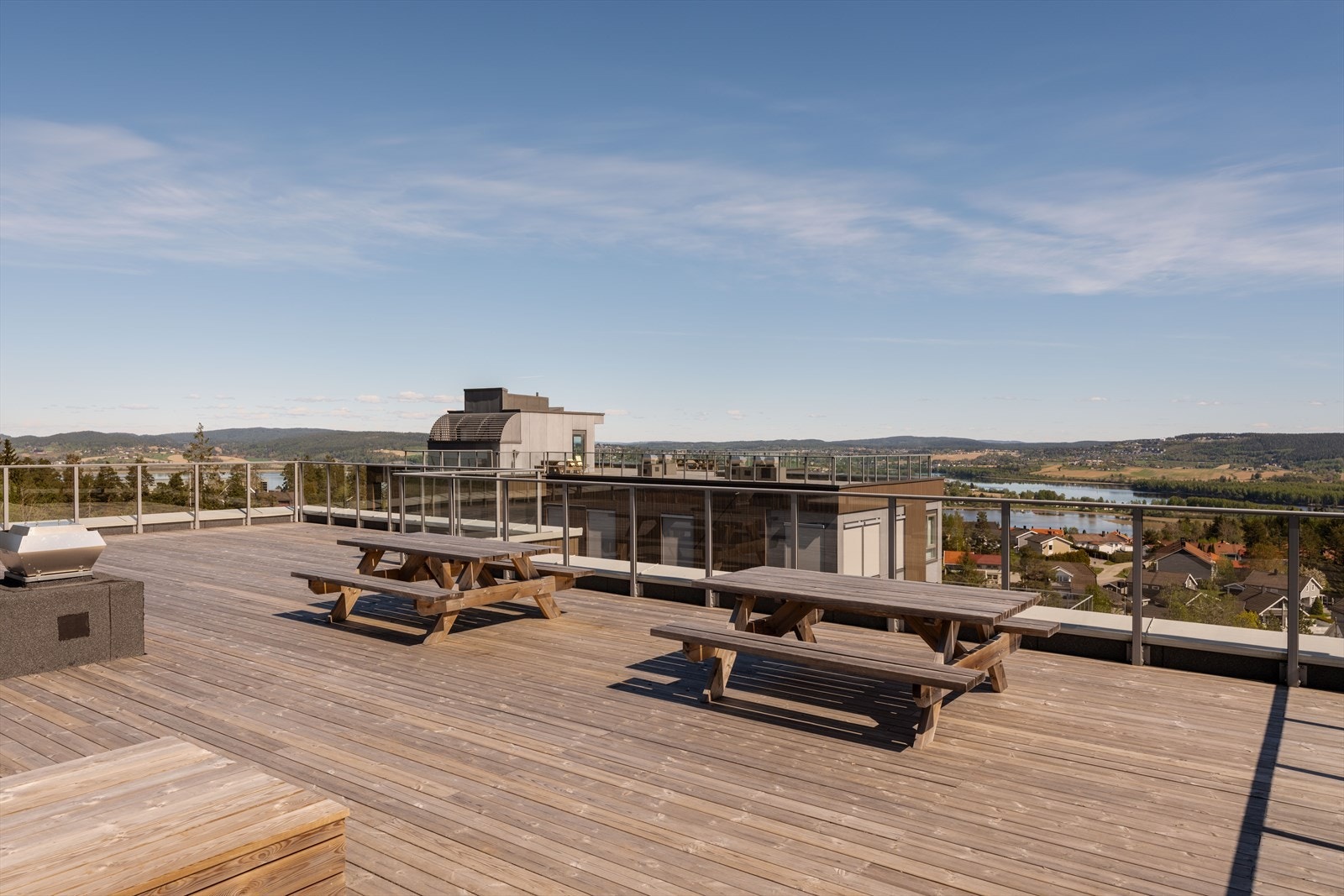 Beboerne har tilgang til felles takterrasser med sittegrupper og flott utsikt. Galleribilde