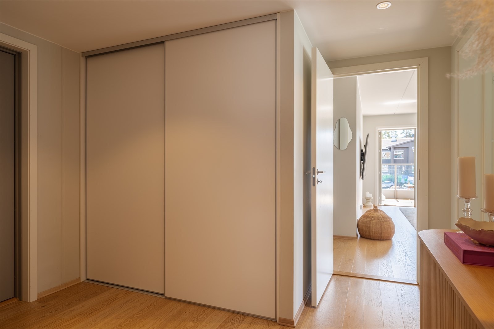 Velkommen inn! Romslig entré med skyvedørsgarderobe for effektiv oppbevaring av yttertøy og sko. Galleribilde