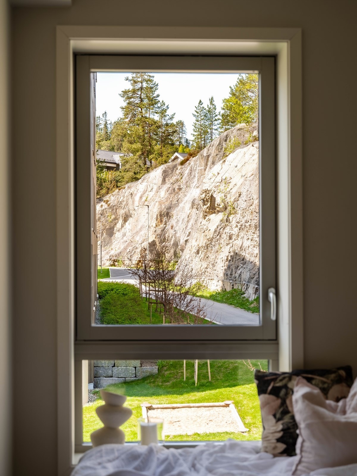 Vinduene vender ut mot rolige omgivelser. Galleribilde