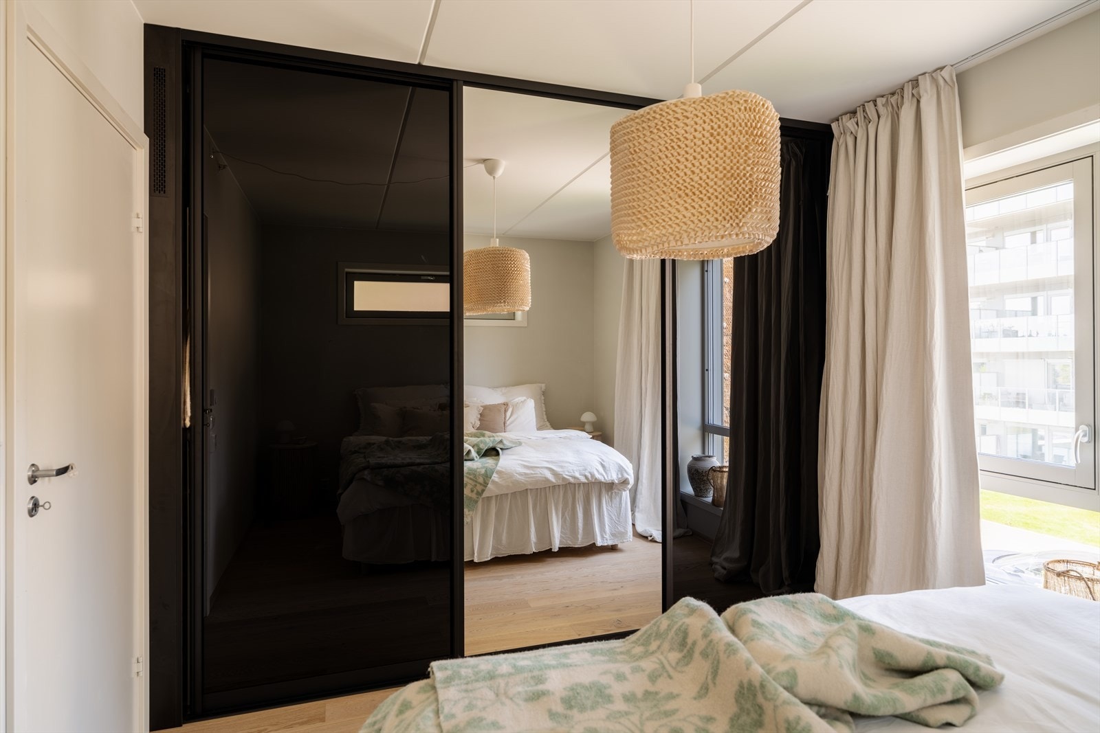 Skyvedørsgarderobe gir rikelig med oppbevaringsplass. Galleribilde