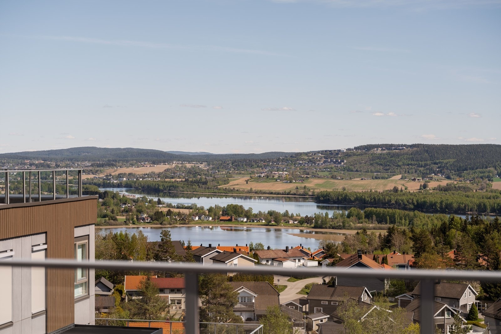 Fra takterrassen er det vidstrakt utsikt og sol hele dagen. Galleribilde