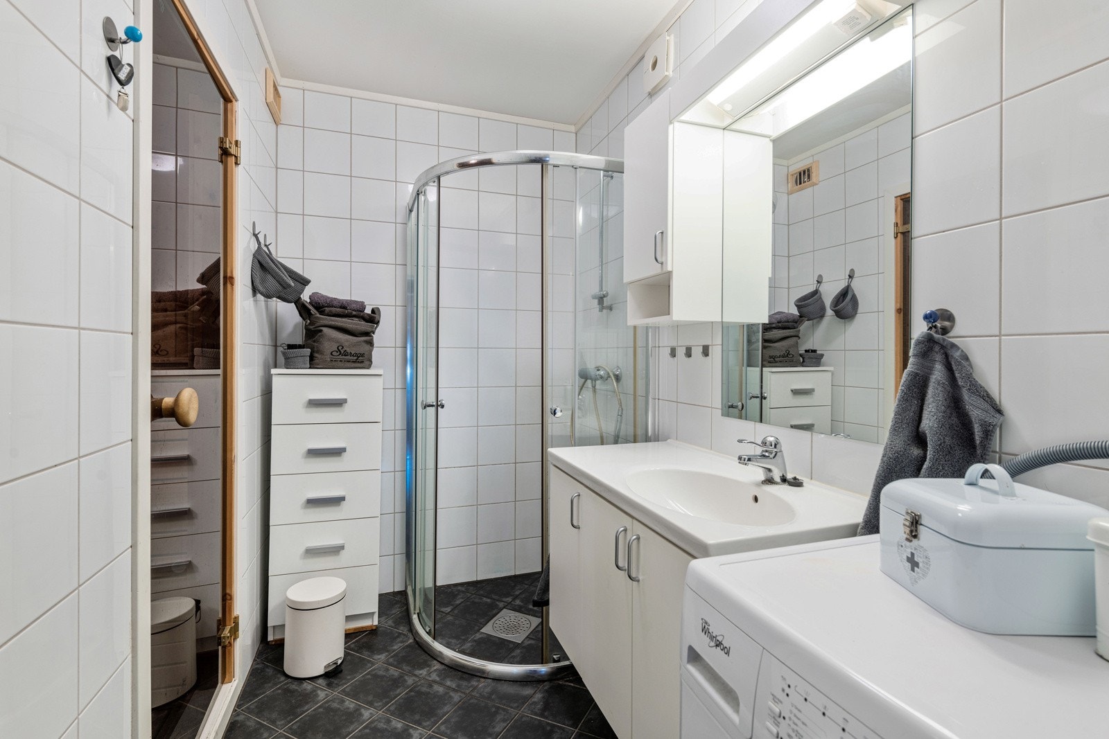 Badet har fliser på gulv og vegger, det er også varmekabler i gulvet Galleribilde