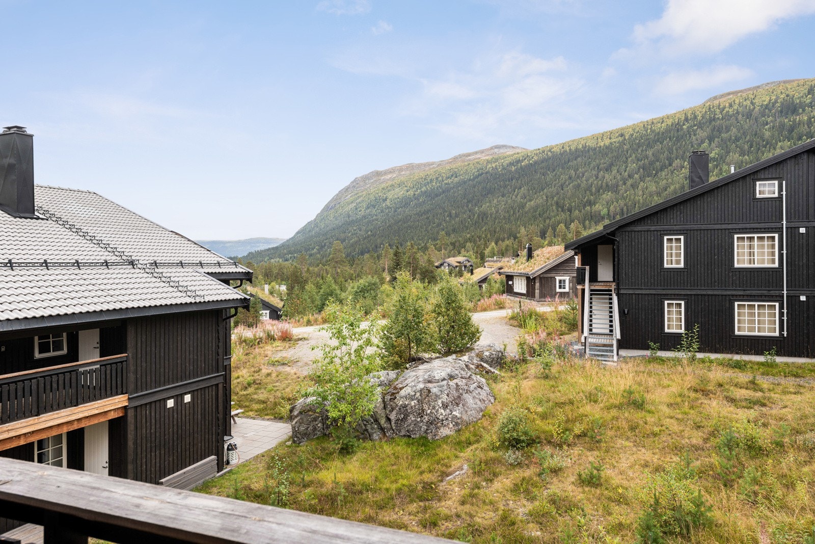 Fra balkongen har man flott utsikt over vakker natur Galleribilde